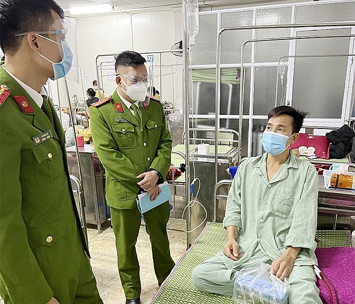 Cán bộ, chiến sĩ Trại giam Thanh Xuân thăm hỏi, động viên phạm nhân.