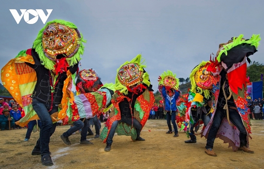 Dịp tết Nguyên đán, đội múa sư tử mèo sẽ đi từng nhà trong bản để cầu chúc cho gia chủ sức khoẻ, gia đình năm mới ăn lên làm ra và gặp nhiều măy mắn