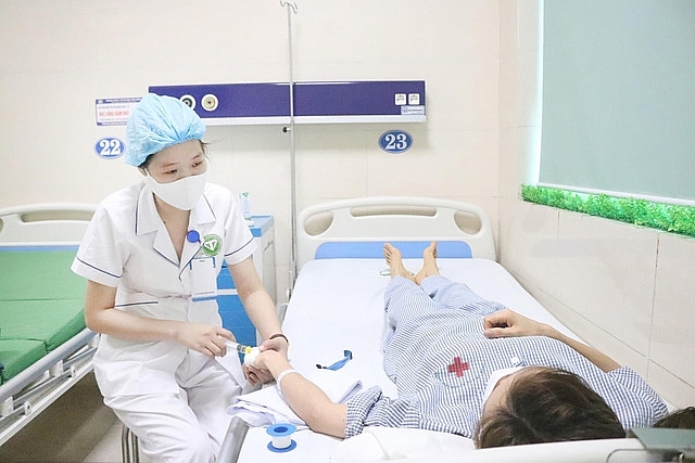 Điều trị trầm cảm ở người cao tuổi có thể dùng thuốc, liệu pháp tâm lý, thư giãn, luyện tập.