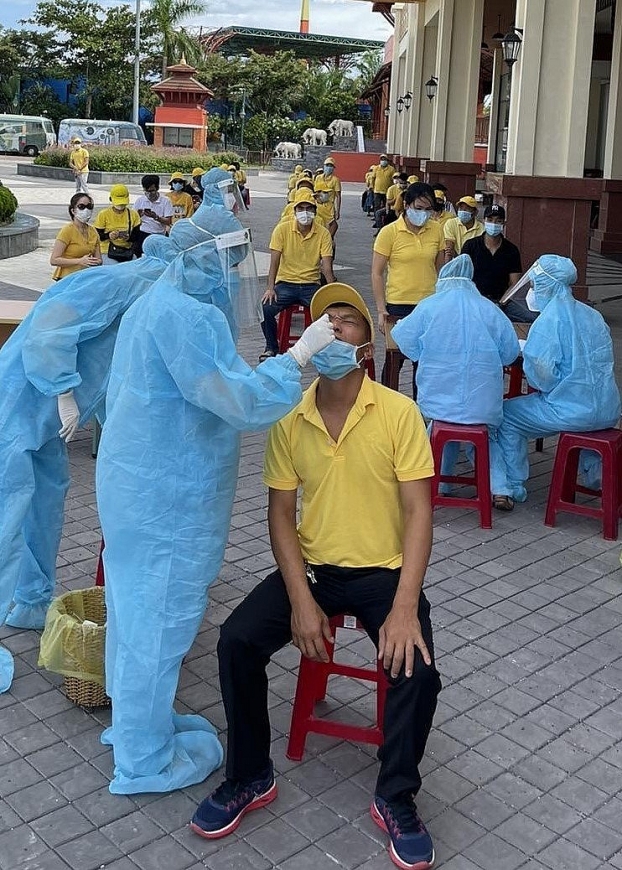 CBNV Sun Group xét nghiệm Covid-19 trước khi đóng gói quà cho người dân nghèo Đà Nẵng