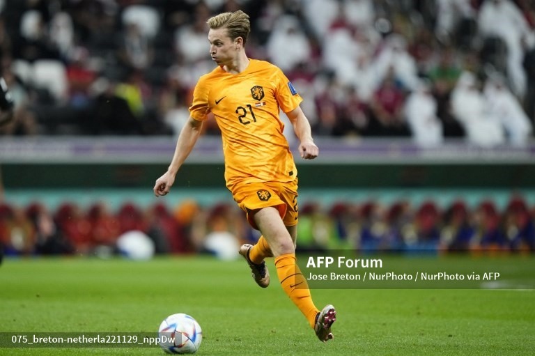 Frenkie de Jong đang có giải đấu thành công với 1 bàn thắng và 1 kiến tạo. Tiền vệ của Barcelona là nhân tố chơi nổi bật nhất bên cạnh Cody Gakpo giúp Hà Lan dẫn đầu bảng A với 7 điểm sau 3 trận.  Ảnh: AFP