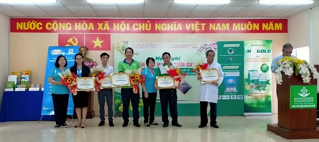 Lãnh đạo Hội NCT quận Gò Vấp tặng hoa và Giấy khen cho các đợn vị tài trợ