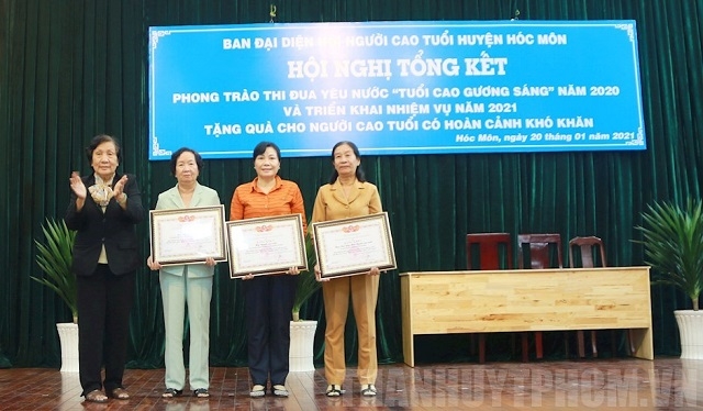 Bà Trần Thị Hồng Thắm, Phó Trưởng Ban Đại diện NCT Thành phố  trao Bằng khen Ban Thường vụ Trung ương Hội Người cao tuổi Việt Nam cho các tập thể cá nhân cá đạt thành tích xuất sắc tiêu biểu trong phong trào thi đua yêu nước “Tuổi cao - Gương sáng” năm 2020.