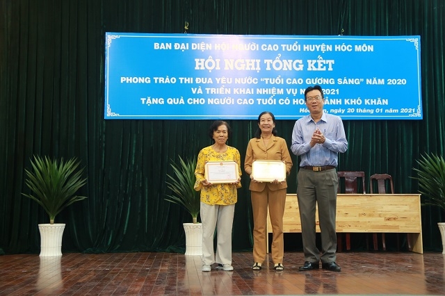 Ông đỗ Thanh Hòa, Phó Chủ tịch UBND huyện tặng Giấy khen cá nhân có thành tích xuất sắc trong phong trào thi đua “Tuổi cao - gương sáng” năm 2020.