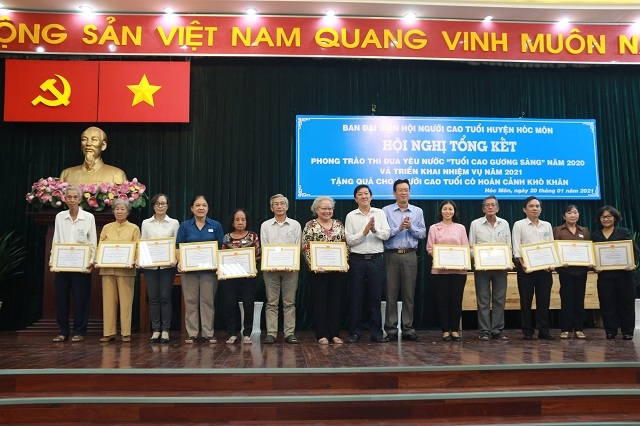Lãnh đạo Ủy ban MTTQ Việt Nam Thành phố tặng Bằng khen cho tập thể và cá nhân hoàn thành xuất sắc công tác chăm sóc và phát huy NCT năm 2020.