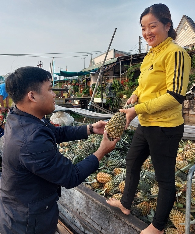 Cảnh sông nước lênh đênh nay chìm mai nổi nên tình người ở chợ đã trở thành bản sắc riêng của chợ nổi như nhiều người thường nói là chợ nghĩa, chợ tình.