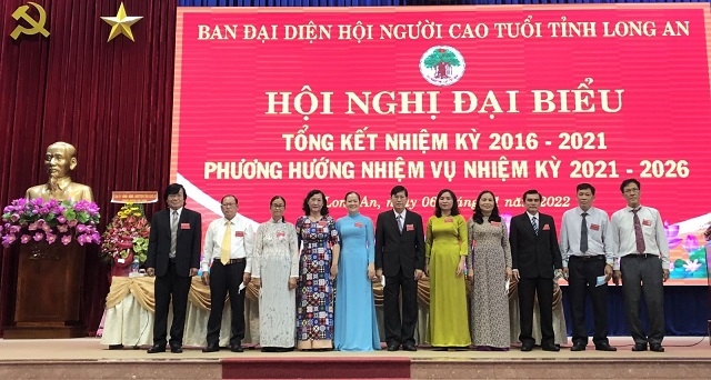 Ban Đại diện Hội Người cao tuổi tỉnh Long An, nhiệm kỳ 2021 - 2026 ra mắt hội nghị. Ảnh Hà Lan