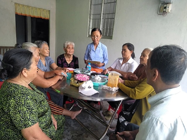  Các thành viên trong CLB từ thiện vì NCT ở ấp 3, thị trấn Vĩnh Viễn, cùng đóng góp quỹ để chăm lo cho NCT tại địa phương.