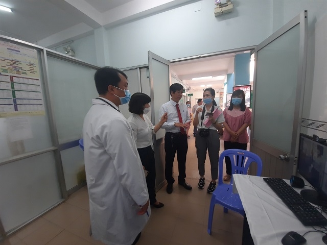  Trang thiết bị y tế phục vụ nhu cầu khám bệnh cho người dân.