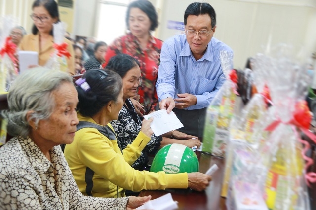 Ông Đỗ Thanh Hòa, Phó Chủ tịch UBND huyện Hóc Môn tặng quà cho NCT có hoàn cảnh khó khăn trên địa bàn huyện.