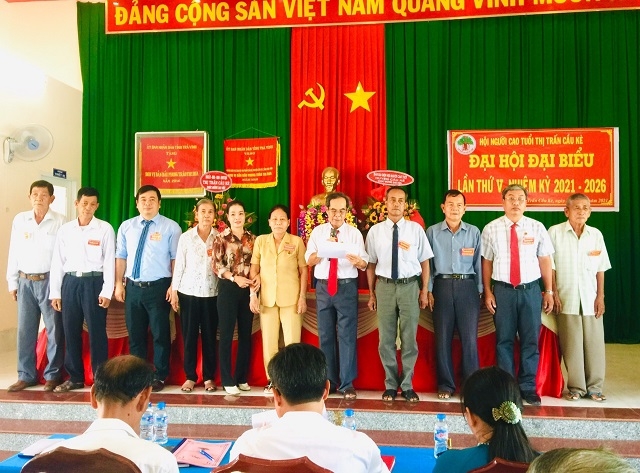 Ban chấp hành Hội NCT thị trấn Cầu Kè khóa V nhiệm kỳ 2021 - 2026 ra mắt Đại hội.