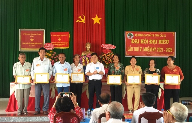 Các tập thể và cá nhân được khen thưởng có thành tích xuất sắc trong công tác xây dựng Hội NCT nhiệm kỳ 2015-2020.