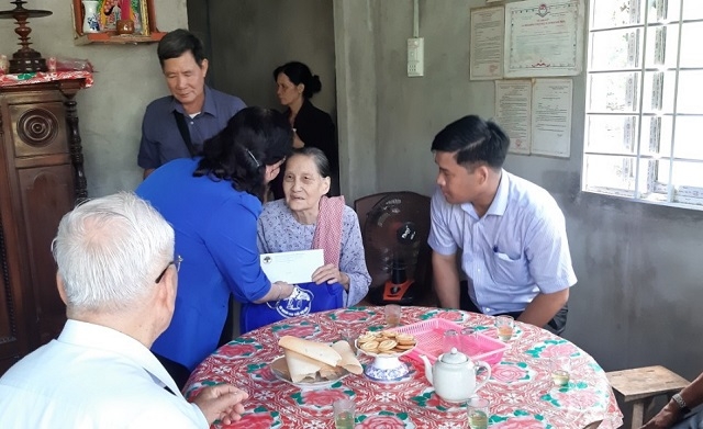 Đoàn công tác Trung ương Hội NCT Việt Nam thăm, tặng cho cụ Nguyễn Thị Nghiêu, xã Bình Hòa.