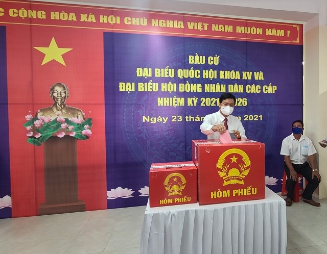 Ông Nguyễn Tiến Hải, Ủy viên Ban Chấp hành Trung ương Đảng, Bí thư Tỉnh ủy, Chủ tịch HĐND tỉnh Cà Mau bỏ phiếu bầu cử tại khu vực bỏ phiếu số 12, xã Đất Mũi, huyện Ngọc Hiển.