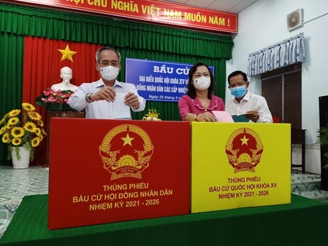 Ông Lữ Văn Hùng, Ủy viên Trung ương Đảng, Bí thư Tỉnh ủy Bạc Liêu bỏ phiếu tại Tổ bầu cử số 4 (Phường 3, TP. Bạc Liêu). 