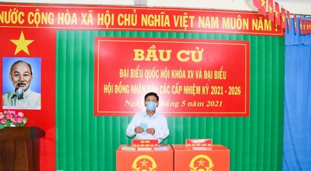 Ông Lâm Văn Mẫn, Ủy viên Trung ương Đảng, Bí thư Tỉnh ủy, Chủ tịch HĐND tỉnh Sóc Trăng dự khai mạc và bỏ lá phiếu đầu tiên tại khu vực bỏ phiếu số 10, Khóm 6, Phường 9 (TP. Sóc Trăng). 