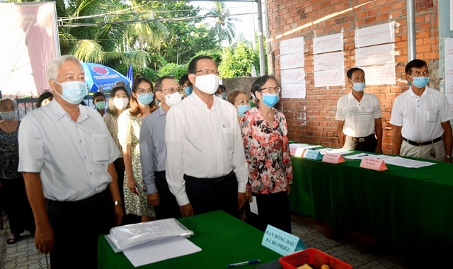 Ông Phan Văn Mãi, Ủy viên Trung ương Đảng, Bí thư Tỉnh ủy, Chủ tịch Ủy ban bầu cử tỉnh Bến Tre dự khai mạc và bỏ phiếu bầu tại Khu vực bỏ phiếu số 6, phường Phú Khương, TP. Bến Tre.