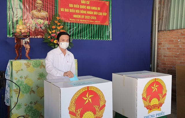  Ông Nguyễn Văn Danh, Ủy viên Ban Chấp hành Trung ương Đảng, Bí thư Tỉnh ủy, Chủ tịch HĐND tỉnh Tiền Giang bỏ phiếu tại Tổ Bầu cử ấp Cá, thị trấn Tân Hiệp, huyện Châu Thành.  