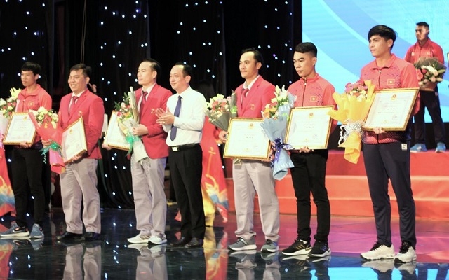 Ông Phạm Văn Thiều, Chủ tịch UBND tỉnh trao Bằng khen và hoa chúc mừng cho các vận động viên đã xuất sắc đạt thành tích cao tại SEA Games 31.