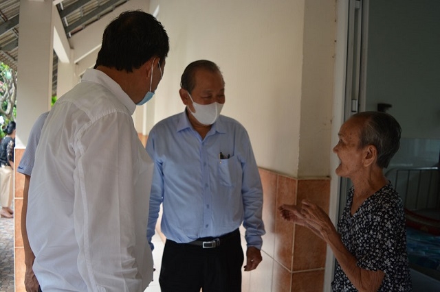 Ông Trương Hòa Bình, Phó Thủ tướng Thường trực Chính phủ đến thăm, chúc thọ và tặng quà các cụ tại khu nuôi dưỡng NCT huyện Cần Giuộc.