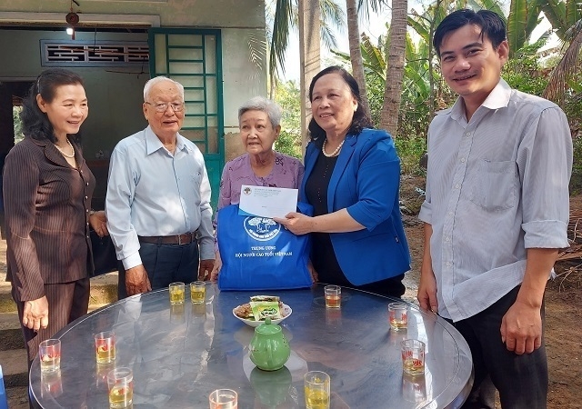 Chủ tịch Phạm Thị Hải Chuyền cùng lãnh đạo tỉnh Bến Tre, thăm và tặng quà cho NCT có hoàn cảnh khó khăn trên địa bàn tỉnh, nhân chuyến công tác tại Bến Tre.