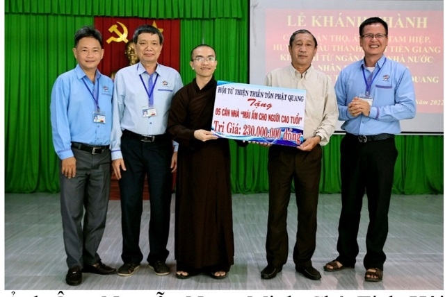 Ông Nguyễn Ngọc Minh, Chủ tịch Hội NCT tỉnh Tiền Giang nhận bảng tượng trưng.