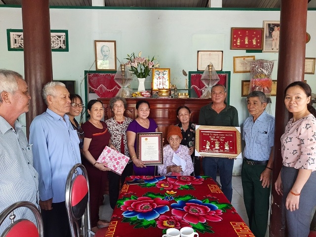 Hội NCT xã Xuân Thới Thương mừng thọ cho NCT trên địa bàn xã.