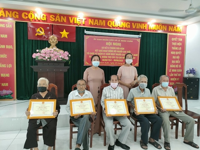 Hội NCT xã Lê Minh Xuân mừng thọ cho NCT nhân dịp kỉ niệm 81 năm Ngày Truyền thống NCT Việt Nam (6/6).