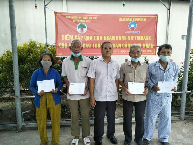 Hội NCT huyện Phong Điền tặng quà cho NCT có hoàn cảnh khó khăn .