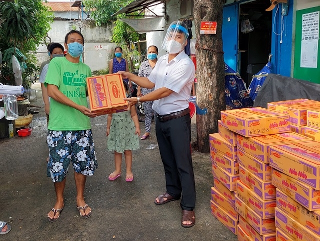 Sáng ngày 18/9, phóng viên Văn phòng đại diện Tạp chí Người cao tuổi khu vực phía Nam đã đến khu nhà trọ trao 60 quà cho người lao động có hoàn cảnh khó khăn xa quê đang sinh sống và thuê trọ.