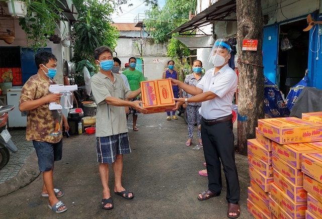  Những phần quà đầy ý nghĩa của nhà hảo tâm, phần nào giúp sức cho người nghèo có hoàn cảnh khó khăn vượt qua trong mùa dịch.