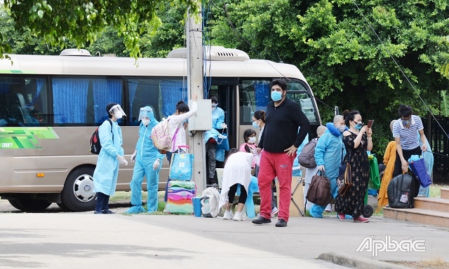 Dự kiến thời gian tiếp nhận công dân về quê đợi 1 của Tiền Giang là 10/10, trong đó ưu tiên cho người cao tuổi, trẻ em và người đi kèm trẻ em, phụ nữ mang thai, phụ nữ đang nuôi con nhỏ dưới 36 tháng tuổi. Ảnh Báo Ấp Bắc.