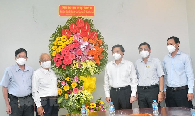 Ông Lê Đức Thọ, Ủy viên BCH Trung ương Đảng, Bí thư Tỉnh ủy Bến Tre trao hoa, quà chúc mừng Ban Đại diện Hội NCT tỉnh. Ảnh: Báo Đồng Khởi.