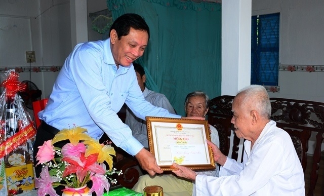 Ông Nguyên Xuân Tình, Phó Giám đốc Sở Lao động - Thương binh và Xã hội tỉnh thăm, tặng quà, chúc thọ NCT trên địa bàn huyện Đầm Dơi.