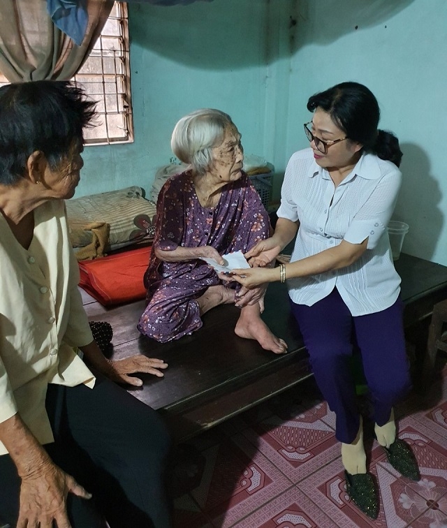 Lãnh đạo các cấp trên địa bàn huyện luôn quan tâm, chăm lo cho NCT có hoàn cảnh khó khăn.