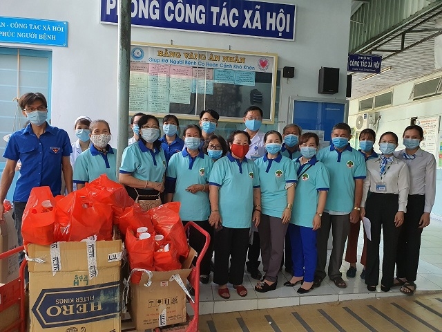 Trong đợt dịch Covid-19, các cấp Hội tập trung chăm lo cho NCT khó khăn như: cấp phát gạo, mì gói, nhu yếu phẩm…