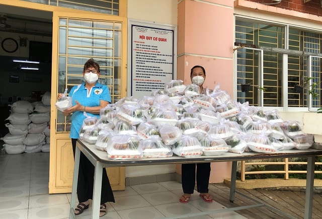 Hội NCT phát những suất cơm miễn phí cho người có hoàn cảnh khó khăn trong gian diễn ra dịch bệnh.