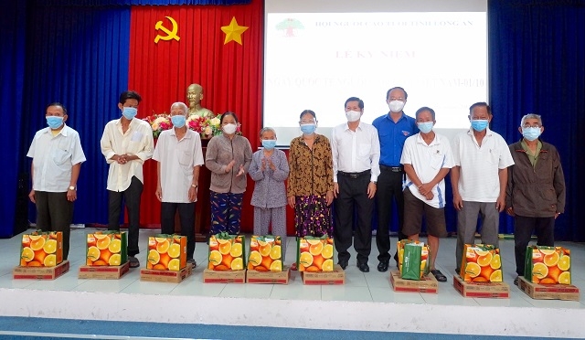 Ông Nguyễn Văn Hiền, Trưởng Ban đại diện Hội NCT tỉnh Long An trao quà cho NCT có hoàn cảnh khó khăn tại hội nghị.