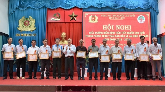  BĐD Hội NCT tỉnh trao giấy khen của Giám đốc Công an tỉnh cho các cá nhân tiêu biểu