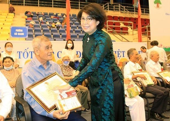 Bà Tô Thị Bích Châu mừng thọ và trao quà cho NCT có hoàn cảnh khó khăn