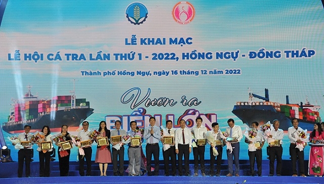  Ban tổ chức trao kỷ niệm chương cho các cá nhân, tập thể có nhiều đóng góp cho thành phố Hồng Ngự và ngành hàng cá tra