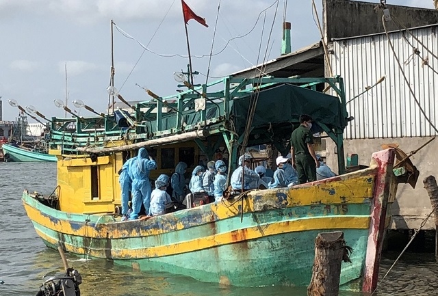Lực lượng biên phòng Tỉnh Cà Mau phát hiện 34 người nhập cảnh trái phép bằng đường biển. Lực lượng biên phòng Tỉnh Cà Mau phát hiện 34 người nhập cảnh trái phép bằng đường biển.