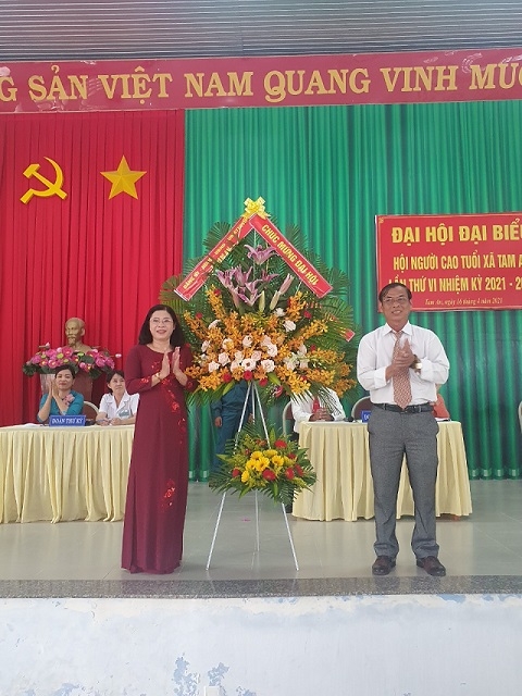 Bà Nguyễn Thị Tân Bí thư Đảng ủy Chủ tịch Ủy ban nhân dân xã Tam An Tặng hoa chúc mừng đại hội thành công