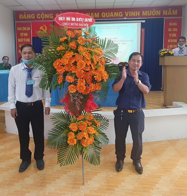 Ông Nguyễn Văn Phùng Bí thư Đảng ủy phường tặng hoa chúc mừng Đại hội