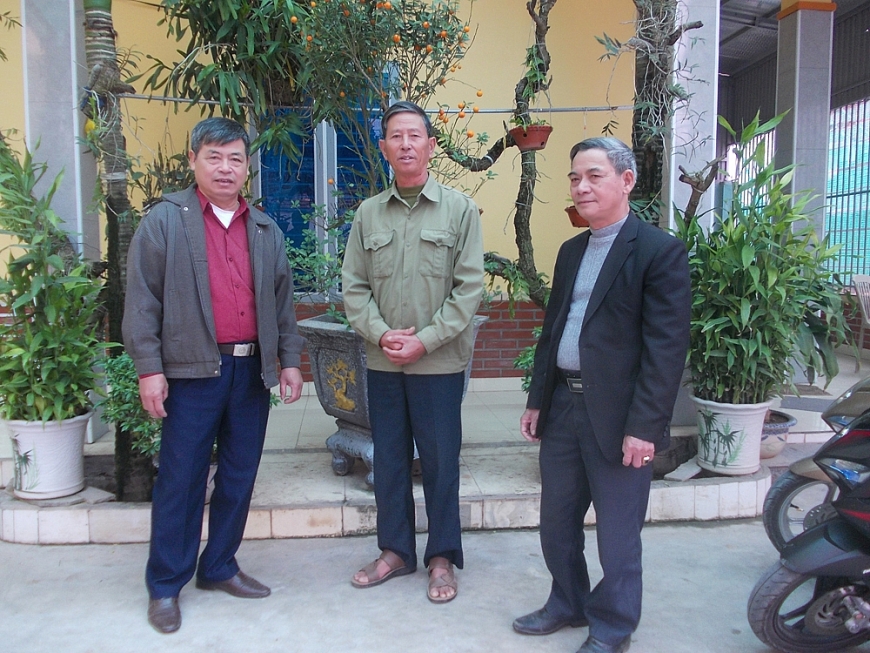 Ông Vũ Đình Lực (đứng giữa) thường xuyên xin ý kiến chỉ đạo của Chủ tịch và Phó Chủ tịch Hội NCT xã.