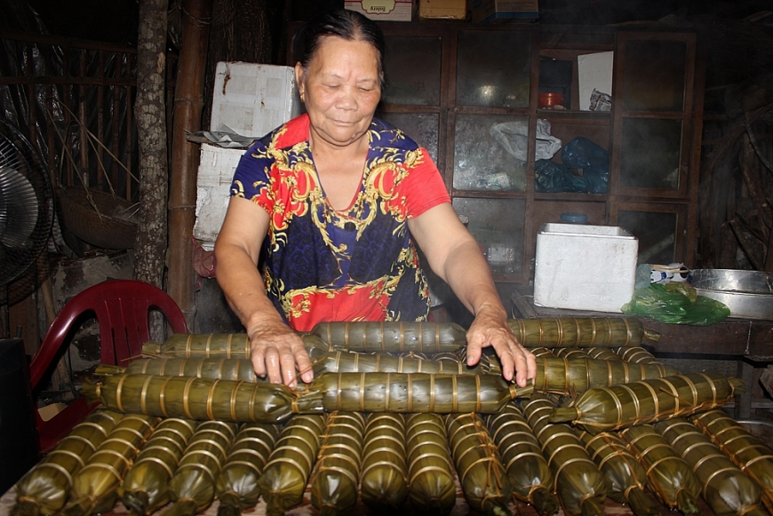 Bà Chắn vớt bánh chưng đen vừa luộc xong