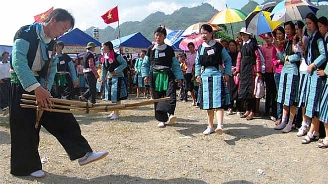 Múa khèn của người Mông Sơn La