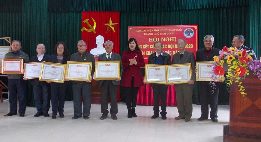 Các tập thể và cán bộ Hội tiêu biểu nhận Bằng khen của TƯ Hội NCT Việt Nam và Giấy khen của Công an tỉnh trao tặng năm 2020.