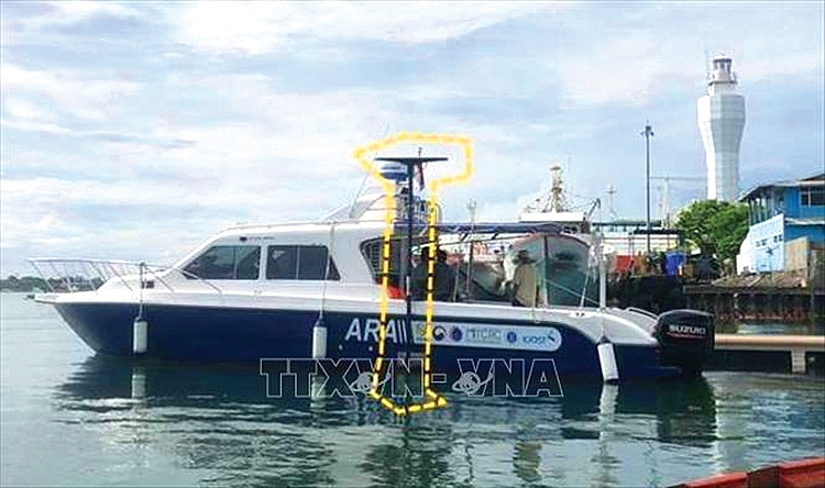 Tàu nghiên cứu của Hàn Quốc tới vùng biển gần thủ đô Jakarta, Indonesia, ngày 11/1/2021 để hỗ trợ công tác tìm kiếm các nạn nhân trong vụ rơi máy bay của hãng hàng không Indonesia Sriwijaya Air.