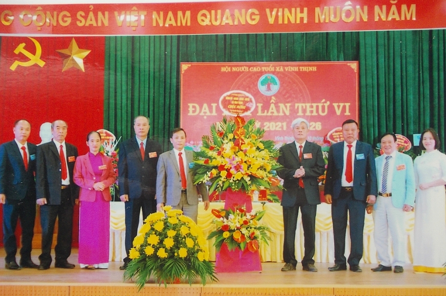 Lãnh đạo Đảng ủy- HĐND- UBND- MTTQ xã Vĩnh Thịnh tặng hoa chúc mừng Đại hội lần thứ VI (2021- 2026) của Hội NCT xã Vĩnh Thịnh.